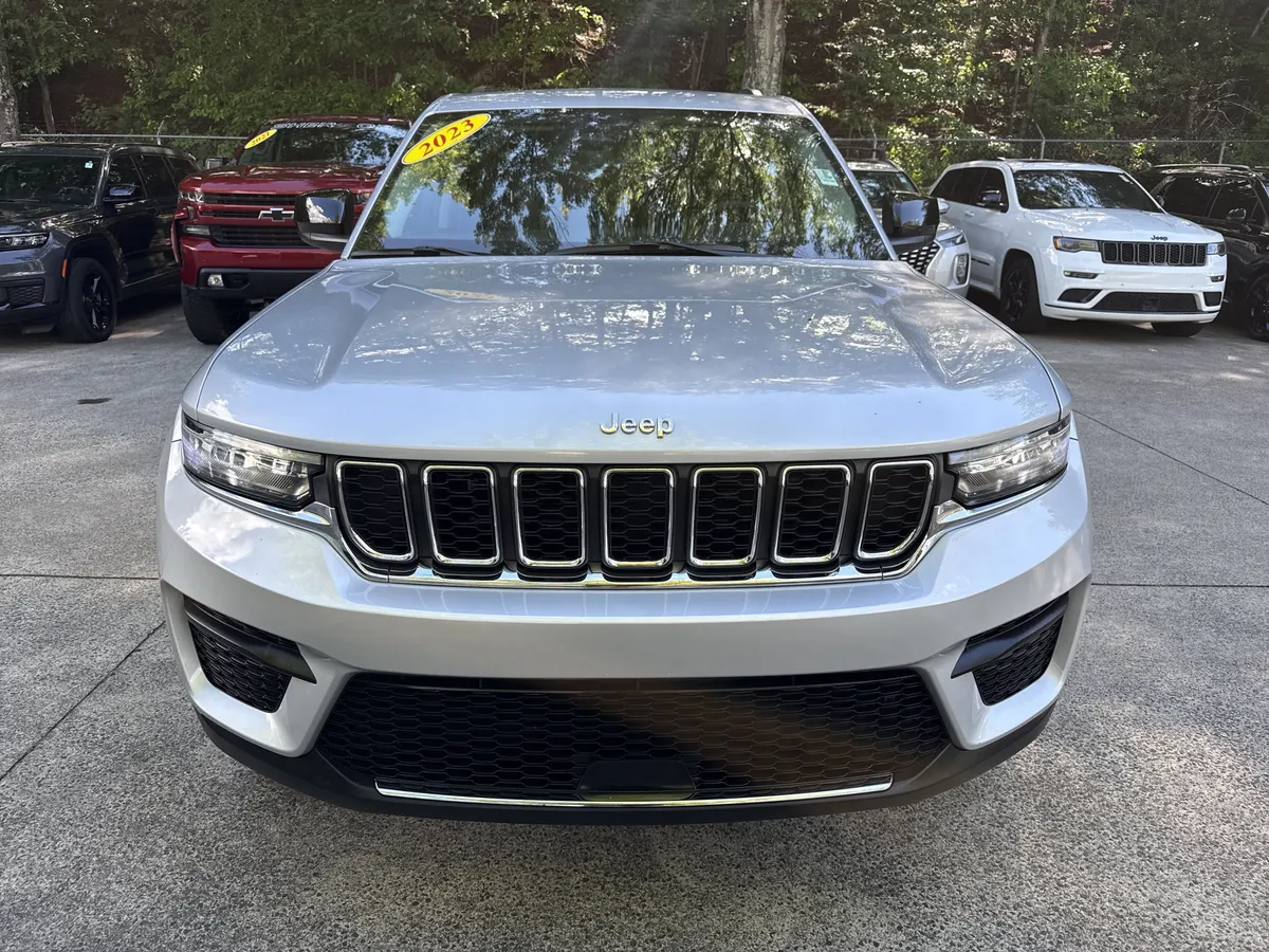 2023 Jeep Grand Cherokee Laredo thumbnail 2