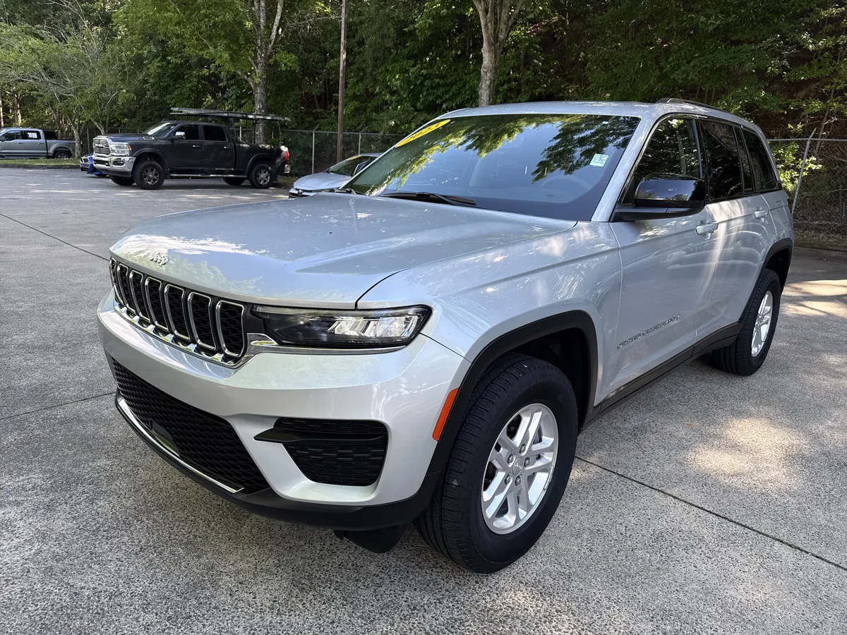 2023 Jeep Grand Cherokee Laredo thumbnail 3