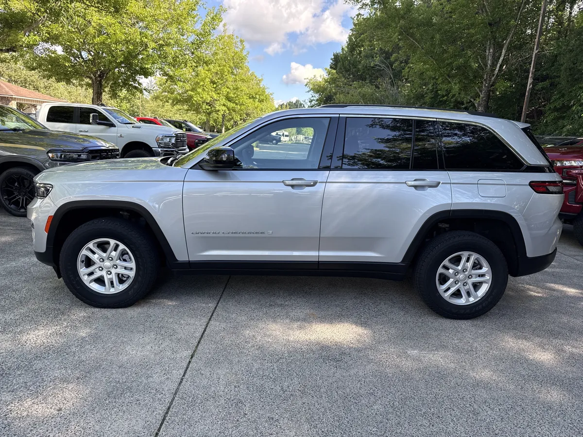 2023 Jeep Grand Cherokee Laredo thumbnail 4