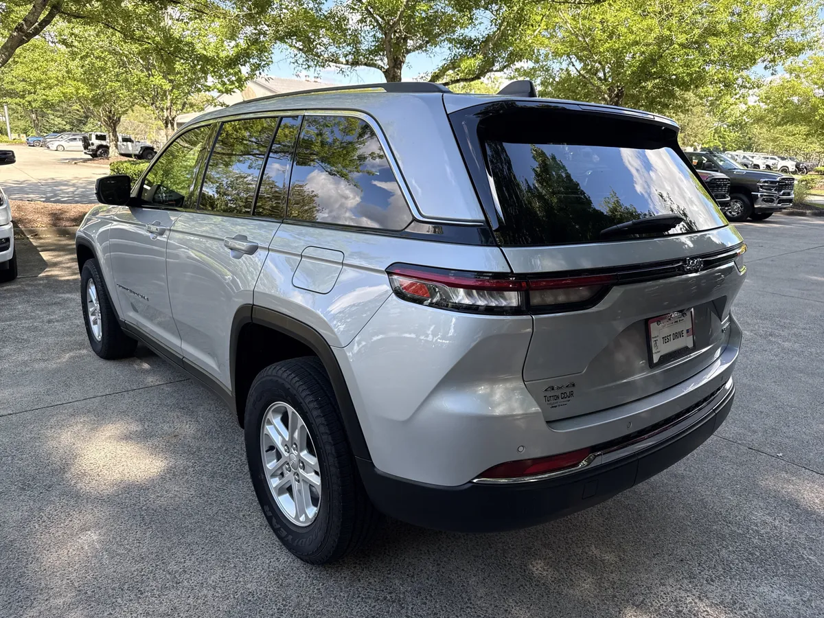 2023 Jeep Grand Cherokee Laredo thumbnail 5
