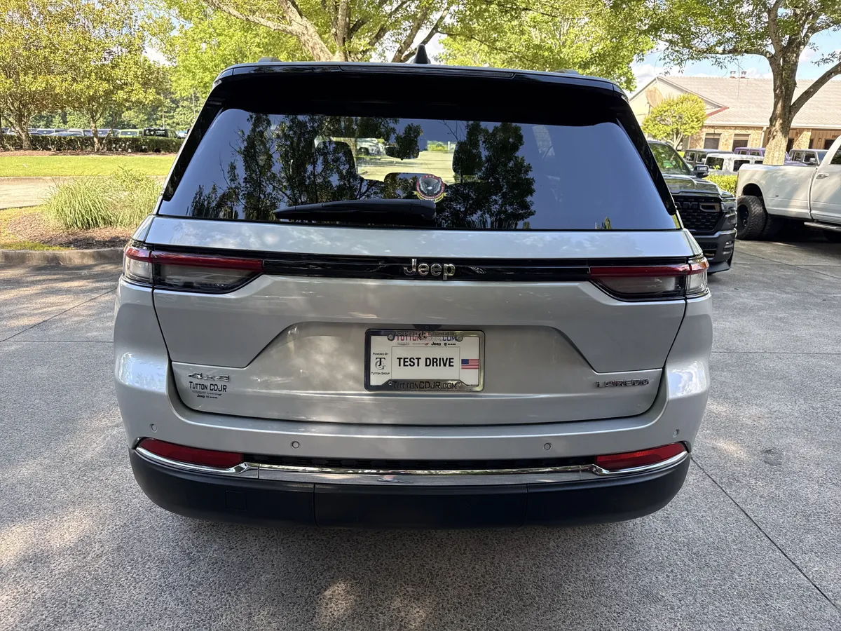 2023 Jeep Grand Cherokee Laredo thumbnail 6