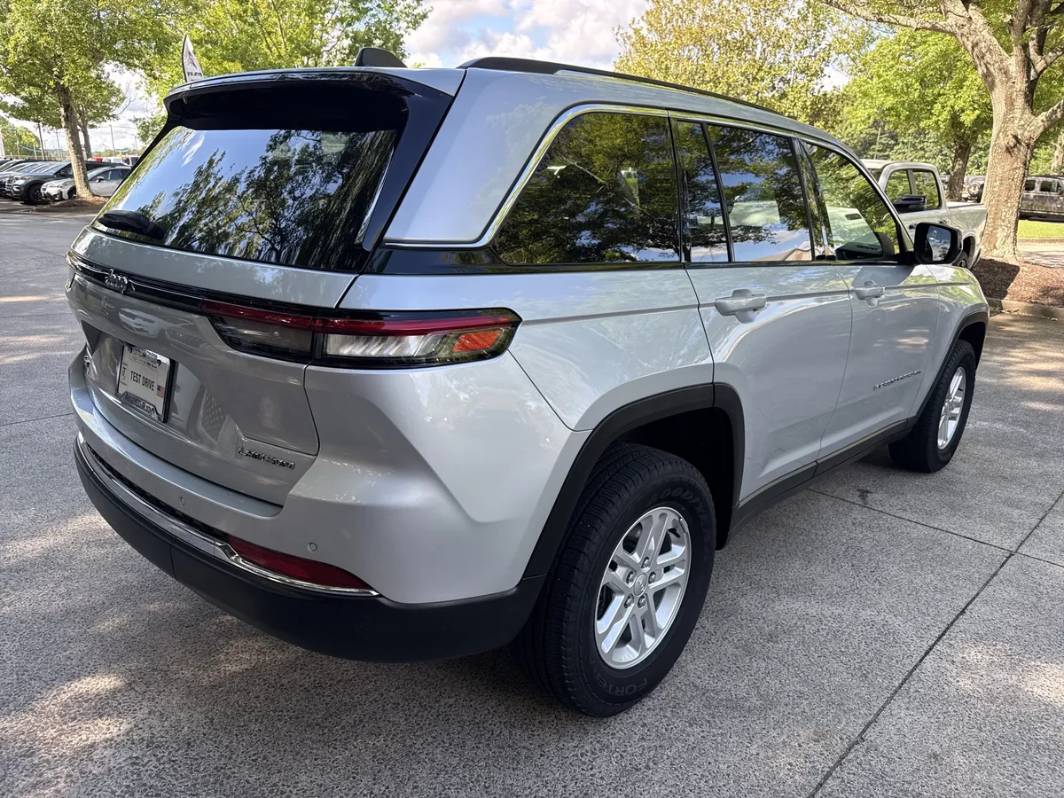 2023 Jeep Grand Cherokee Laredo thumbnail 7