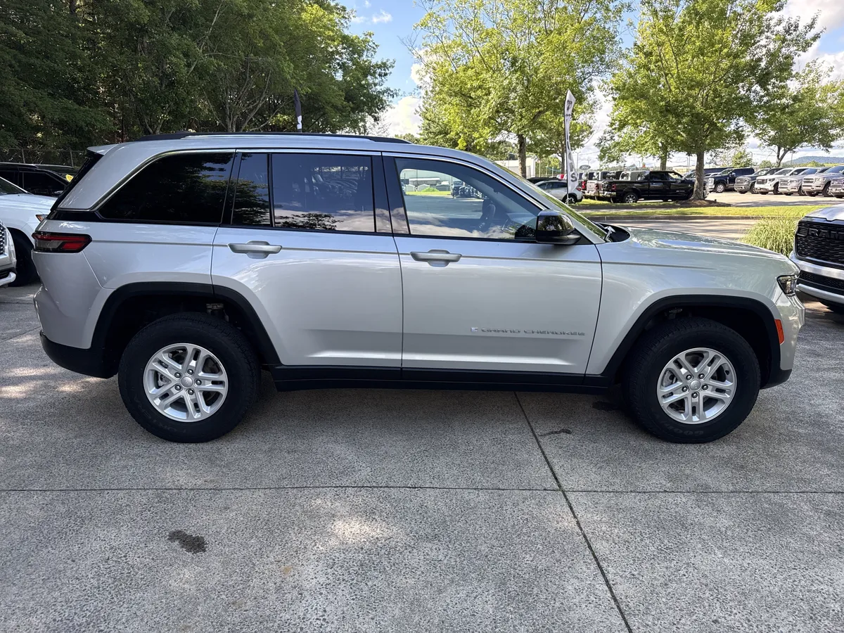 2023 Jeep Grand Cherokee Laredo thumbnail 8