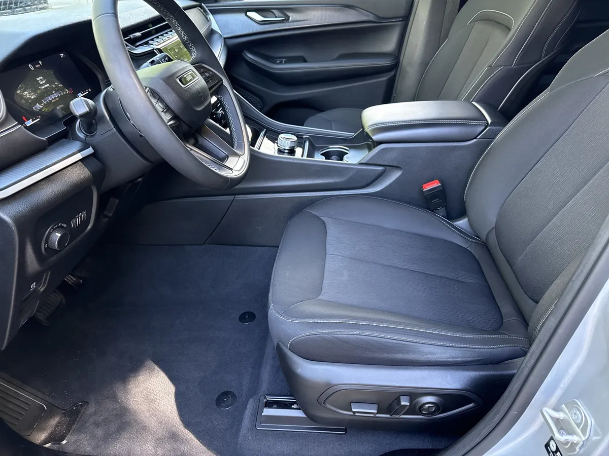 2023 Jeep Grand Cherokee Laredo thumbnail 9