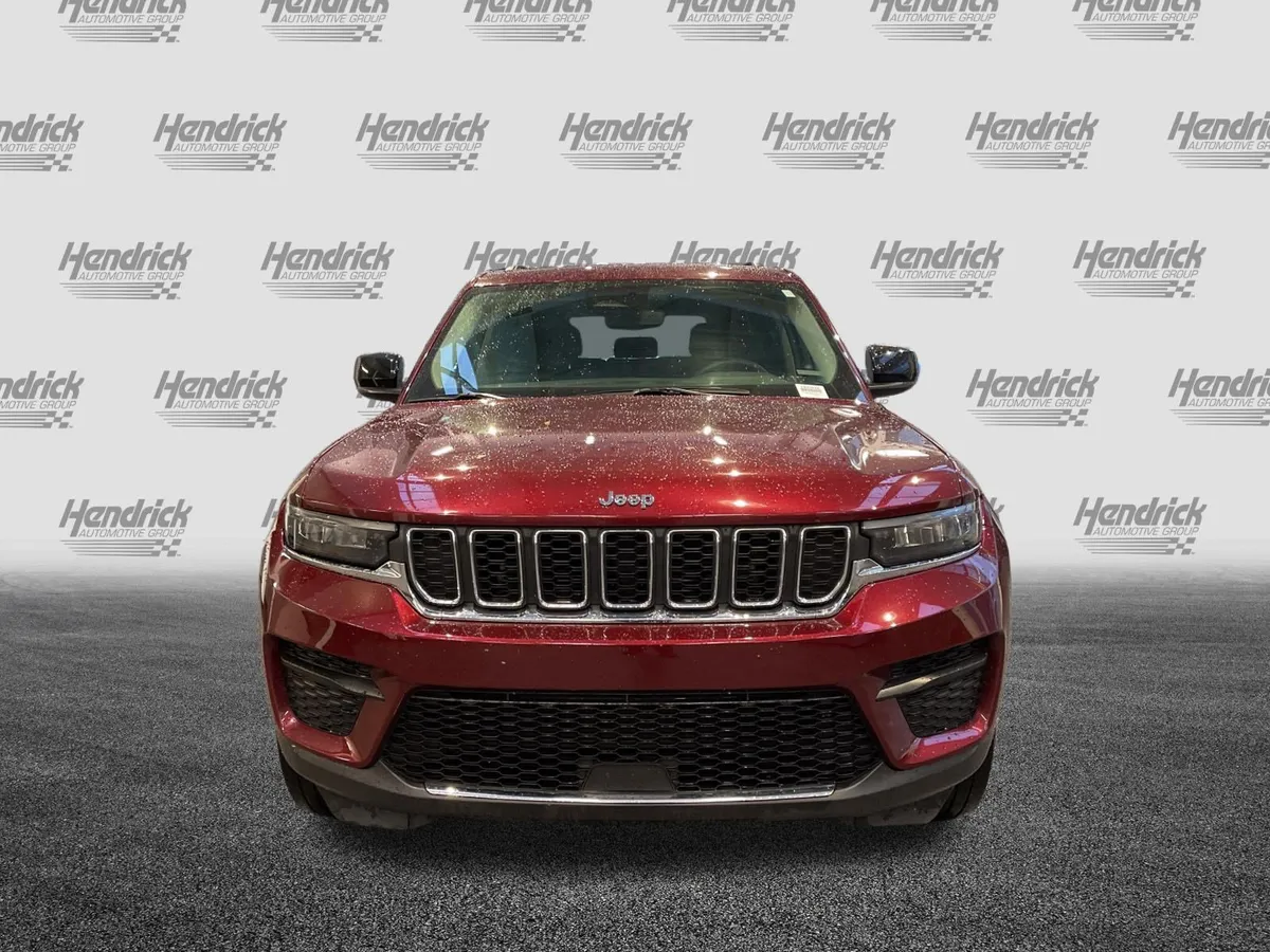 2023 Jeep Grand Cherokee Laredo thumbnail 2