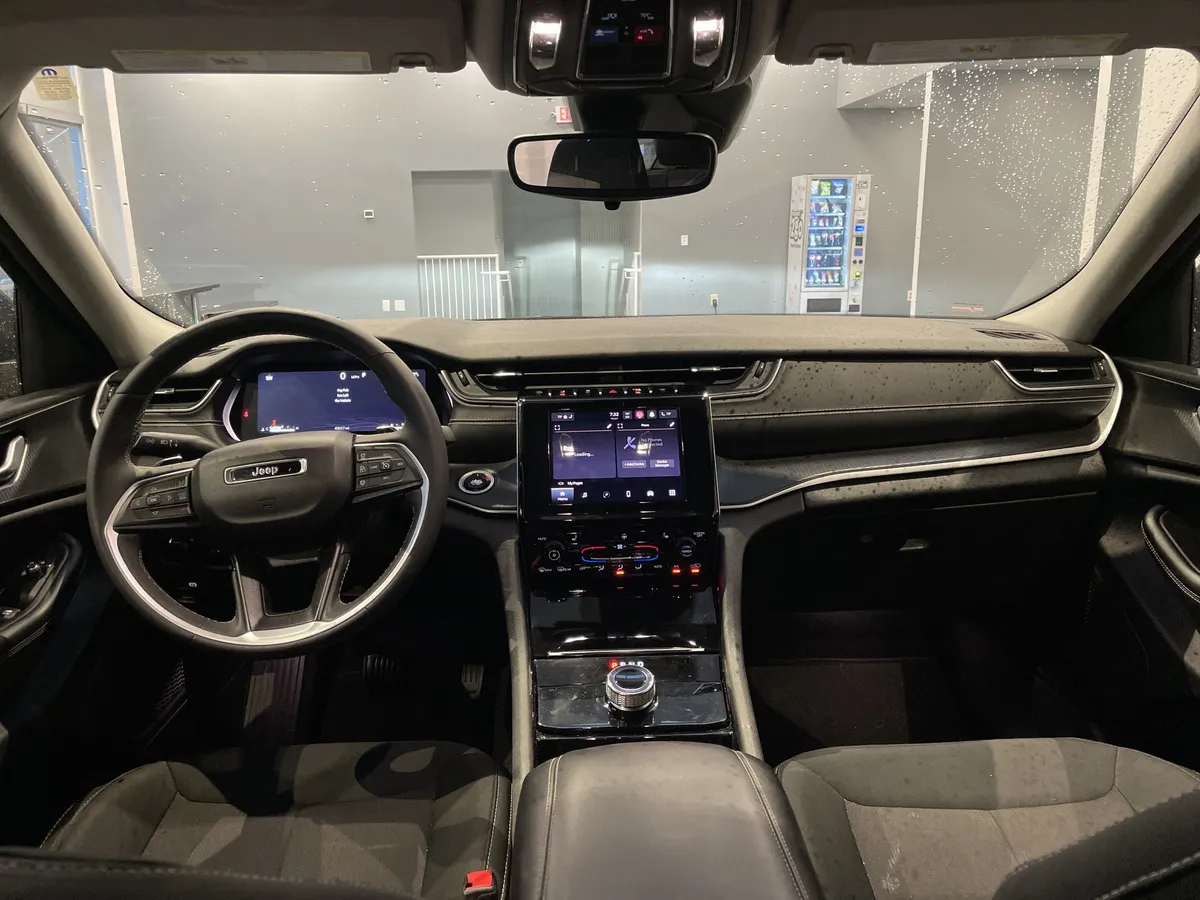 2023 Jeep Grand Cherokee Laredo thumbnail 30