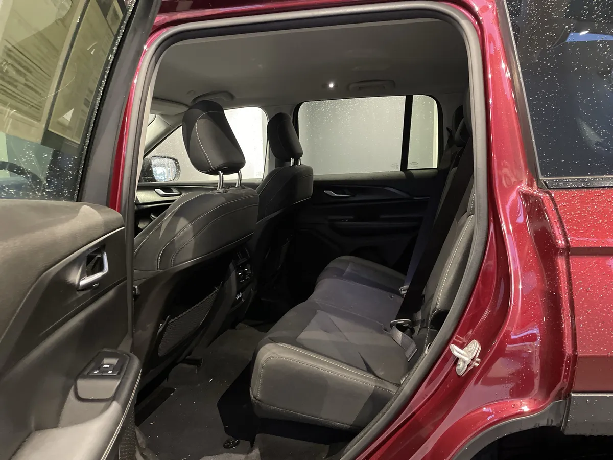 2023 Jeep Grand Cherokee Laredo thumbnail 32
