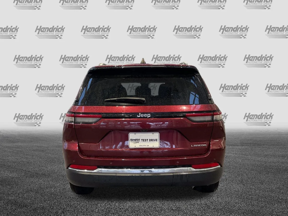 2023 Jeep Grand Cherokee Laredo thumbnail 8