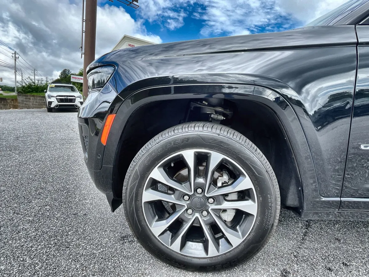 2023 Jeep Grand Cherokee Overland thumbnail 10