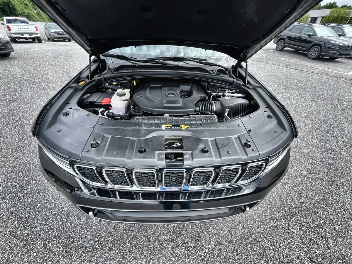 2023 Jeep Grand Cherokee Overland thumbnail 17