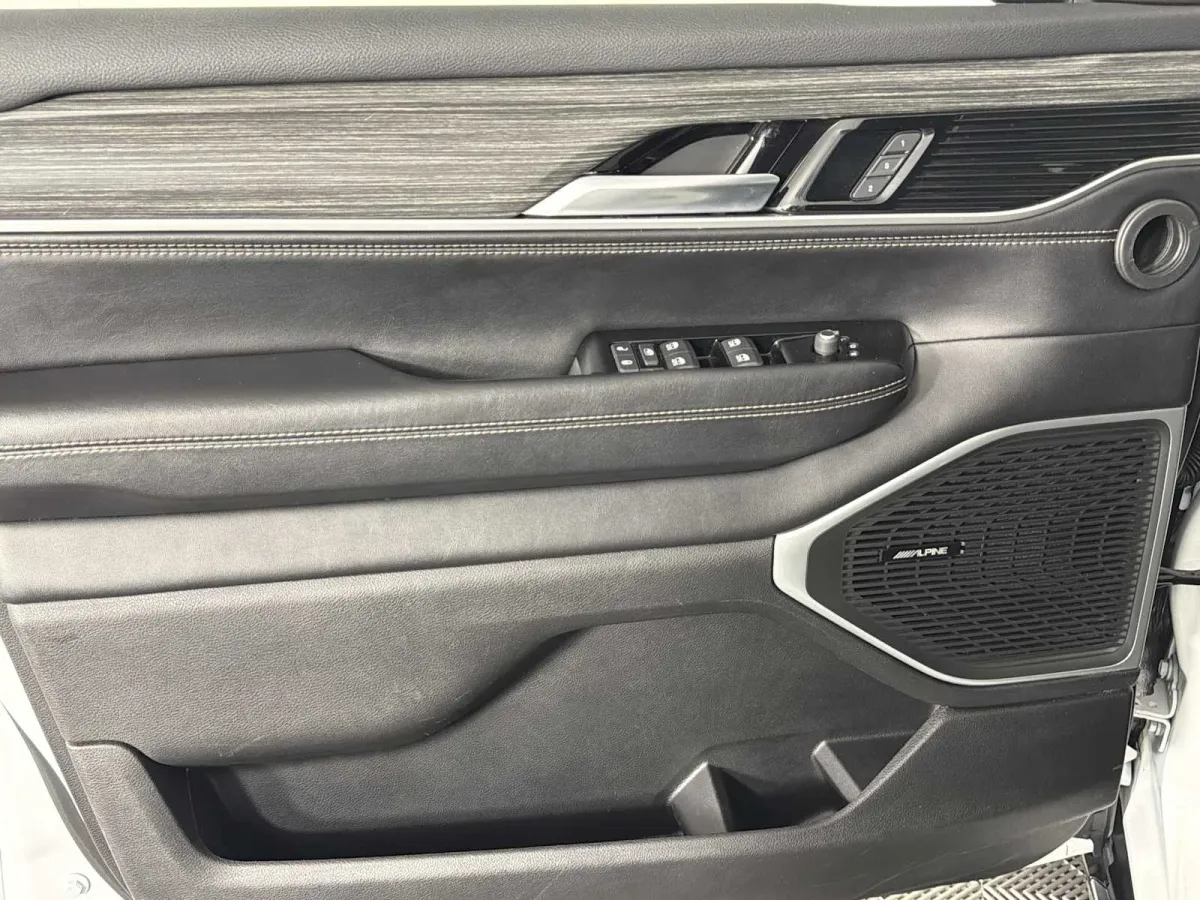 2023 Jeep Wagoneer L Series II thumbnail 10