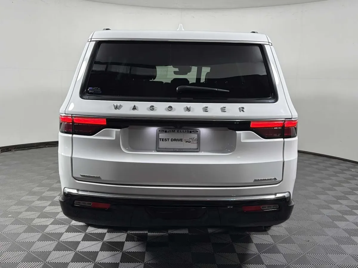 2023 Jeep Wagoneer L Series II thumbnail 7