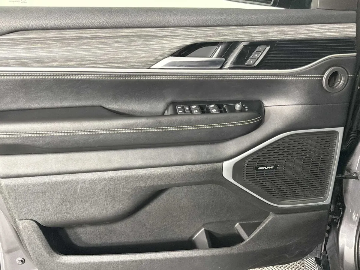 2023 Jeep Wagoneer L Series II thumbnail 10
