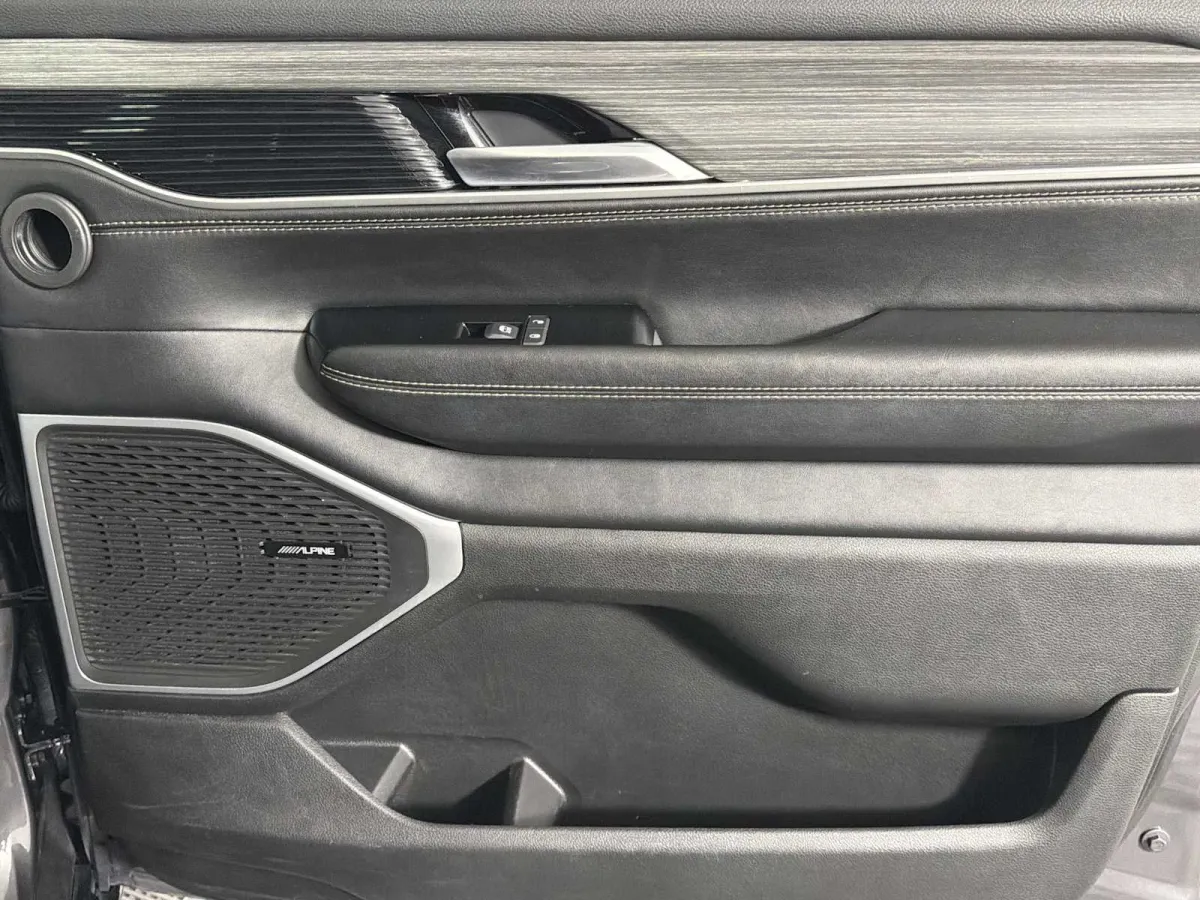 2023 Jeep Wagoneer L Series II thumbnail 14