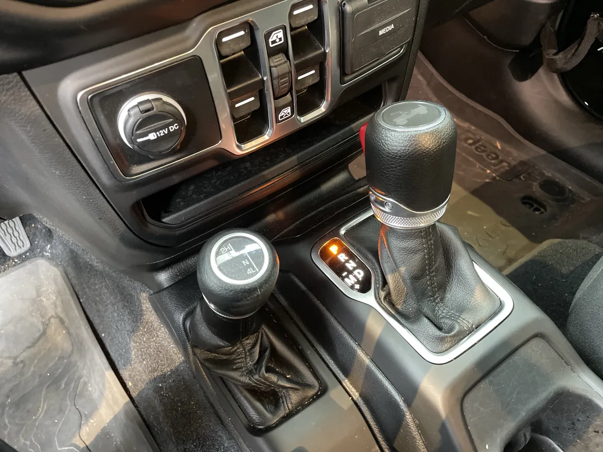 2023 Jeep Wrangler Sport S thumbnail 26