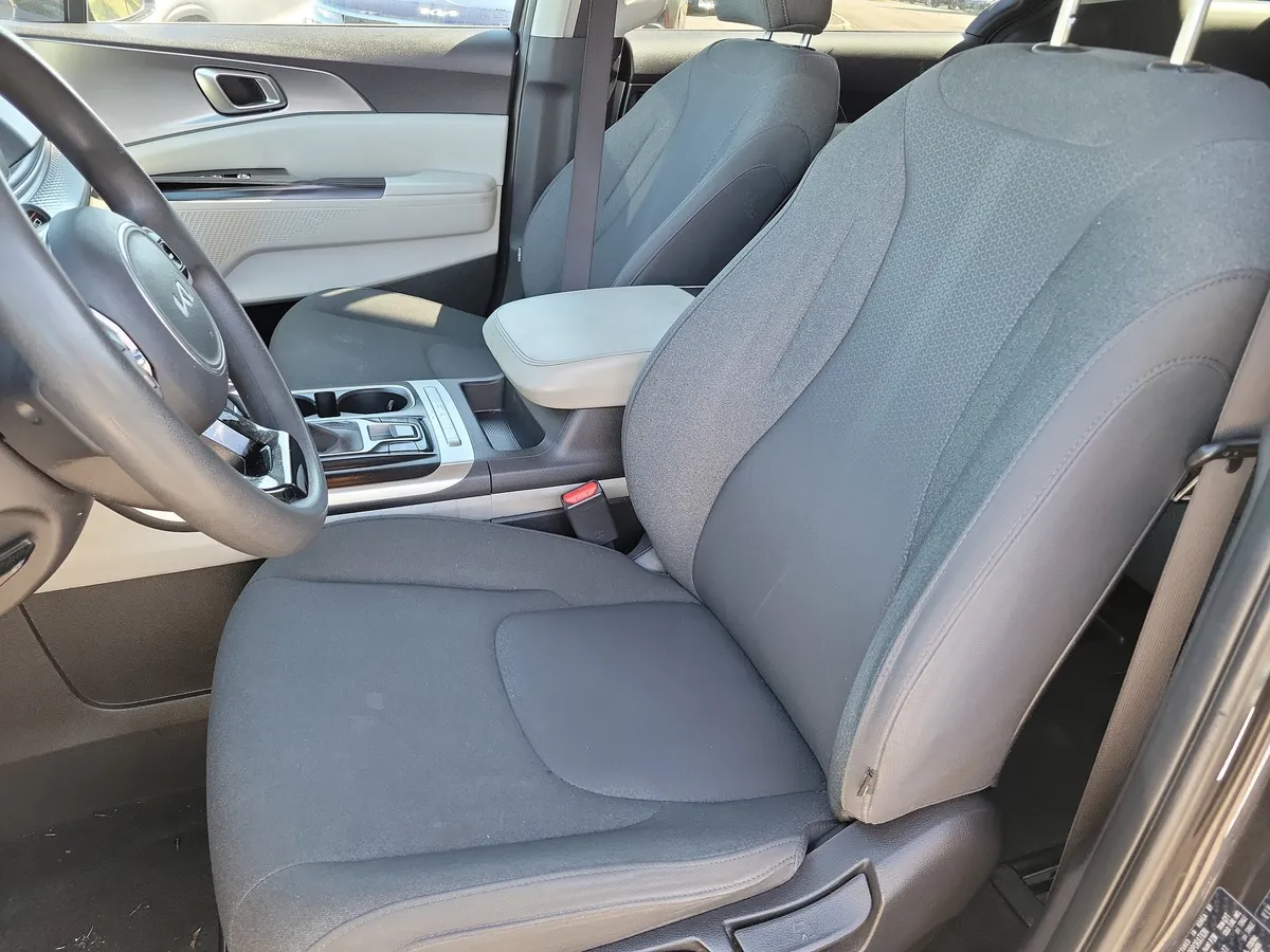2023 Kia Carnival LX thumbnail 11