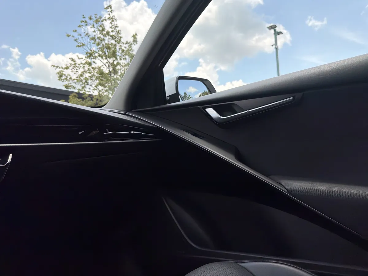 2023 Kia Niro SX Touring thumbnail 18