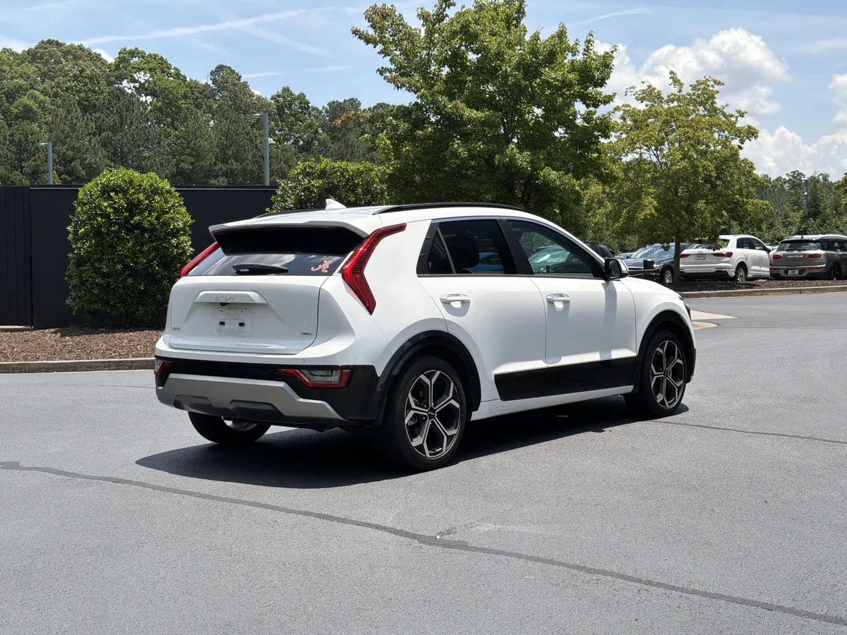 2023 Kia Niro SX Touring thumbnail 2