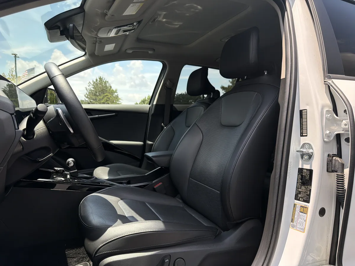 2023 Kia Niro SX Touring thumbnail 6