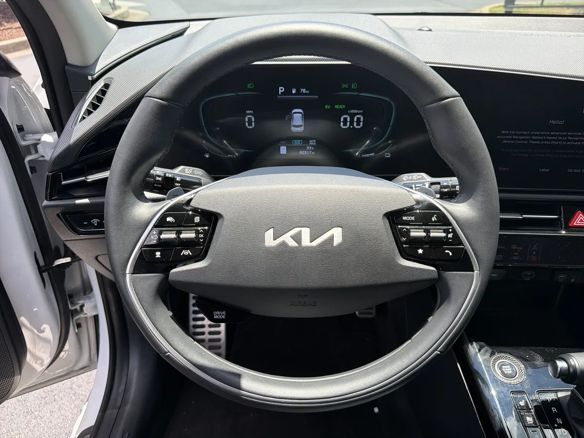 2023 Kia Niro SX Touring thumbnail 9