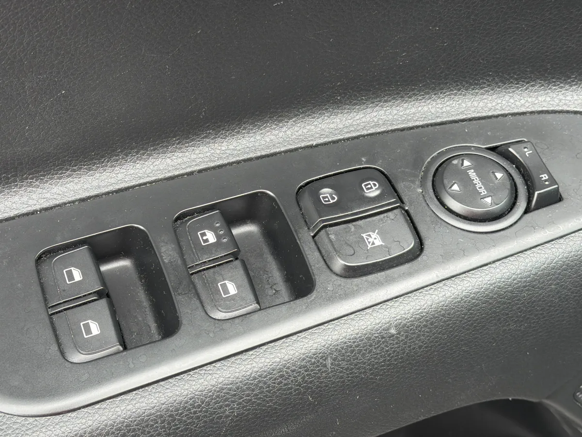2023 Kia Rio LX thumbnail 5