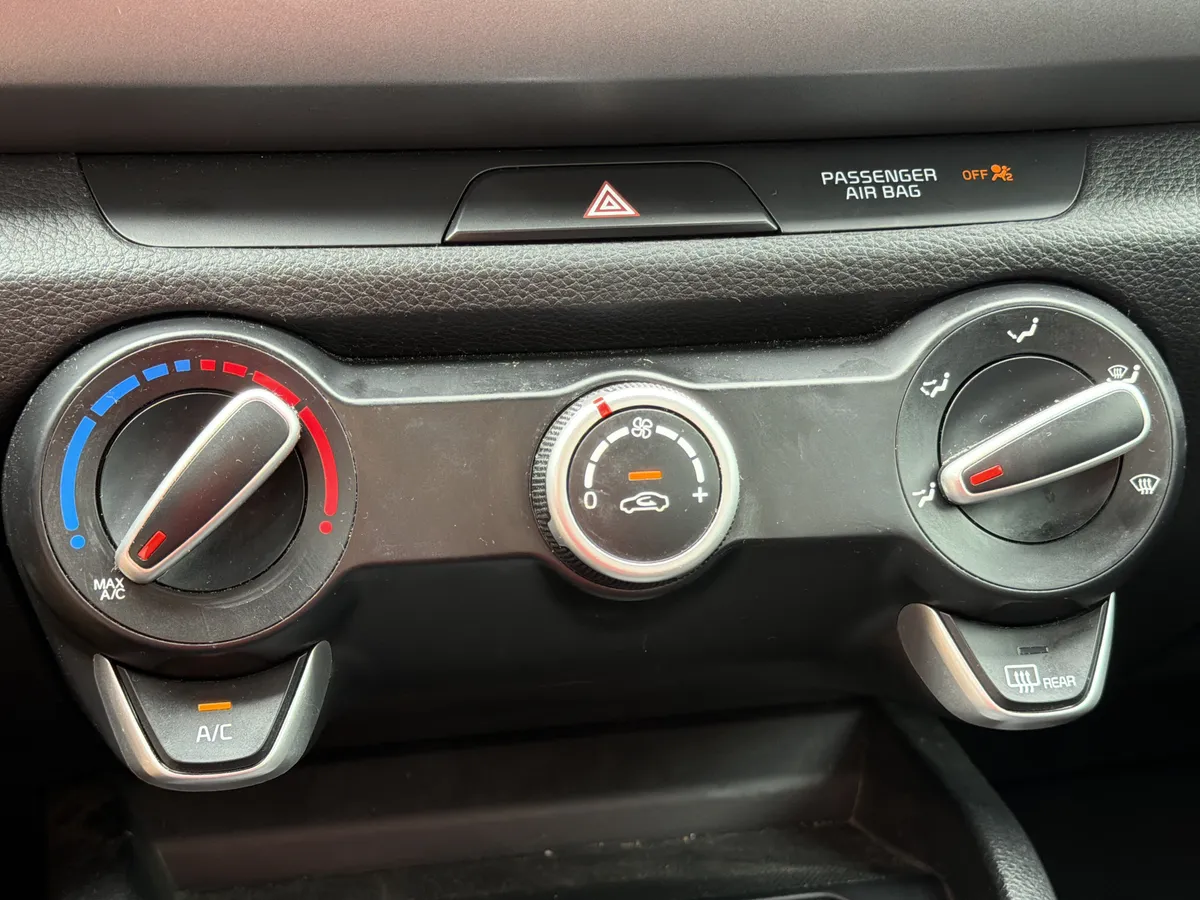 2023 Kia Rio LX thumbnail 8