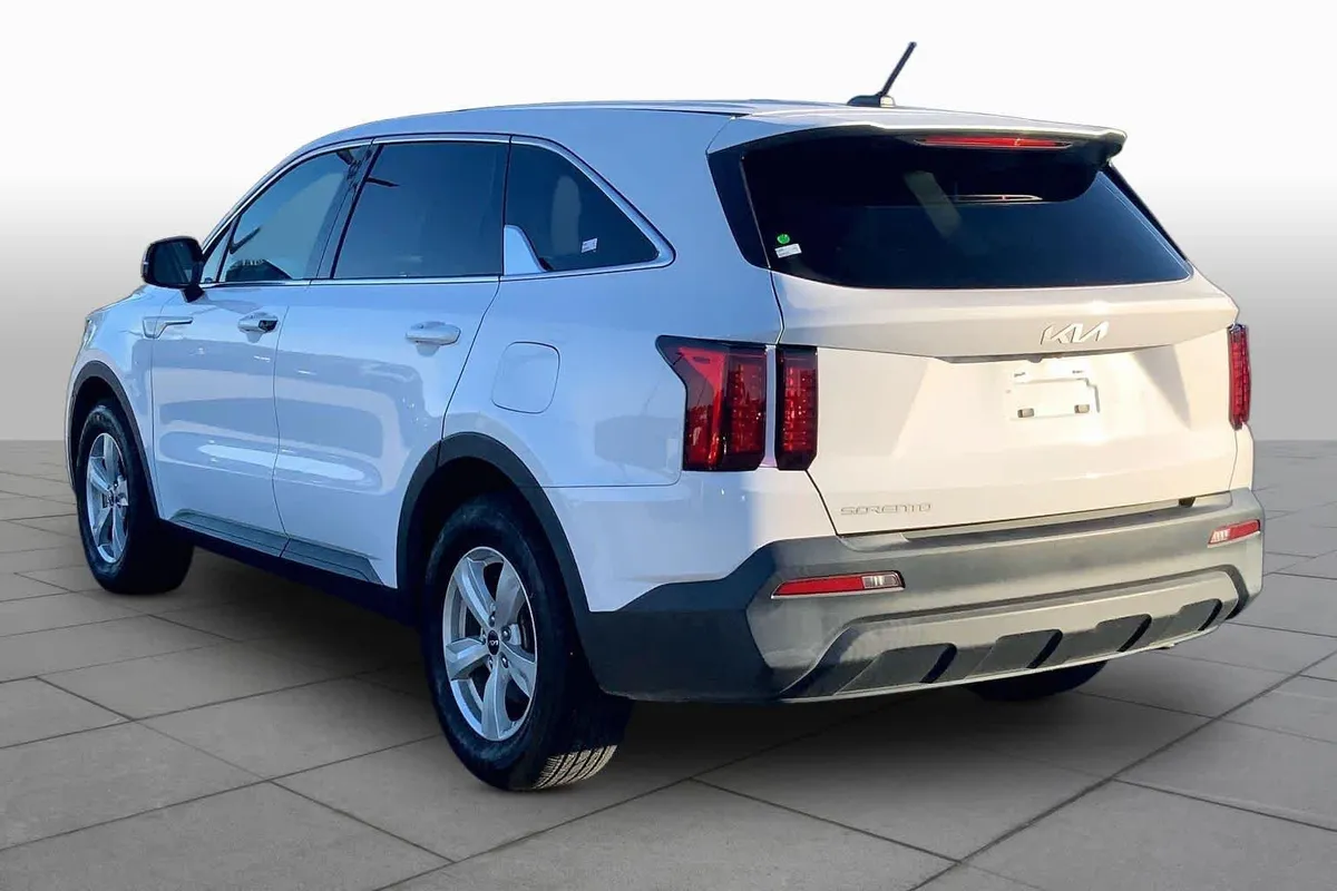 2023 Kia Sorento LX thumbnail 11