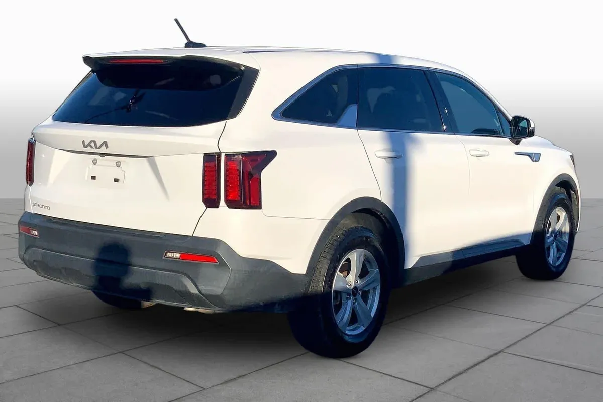 2023 Kia Sorento LX thumbnail 12