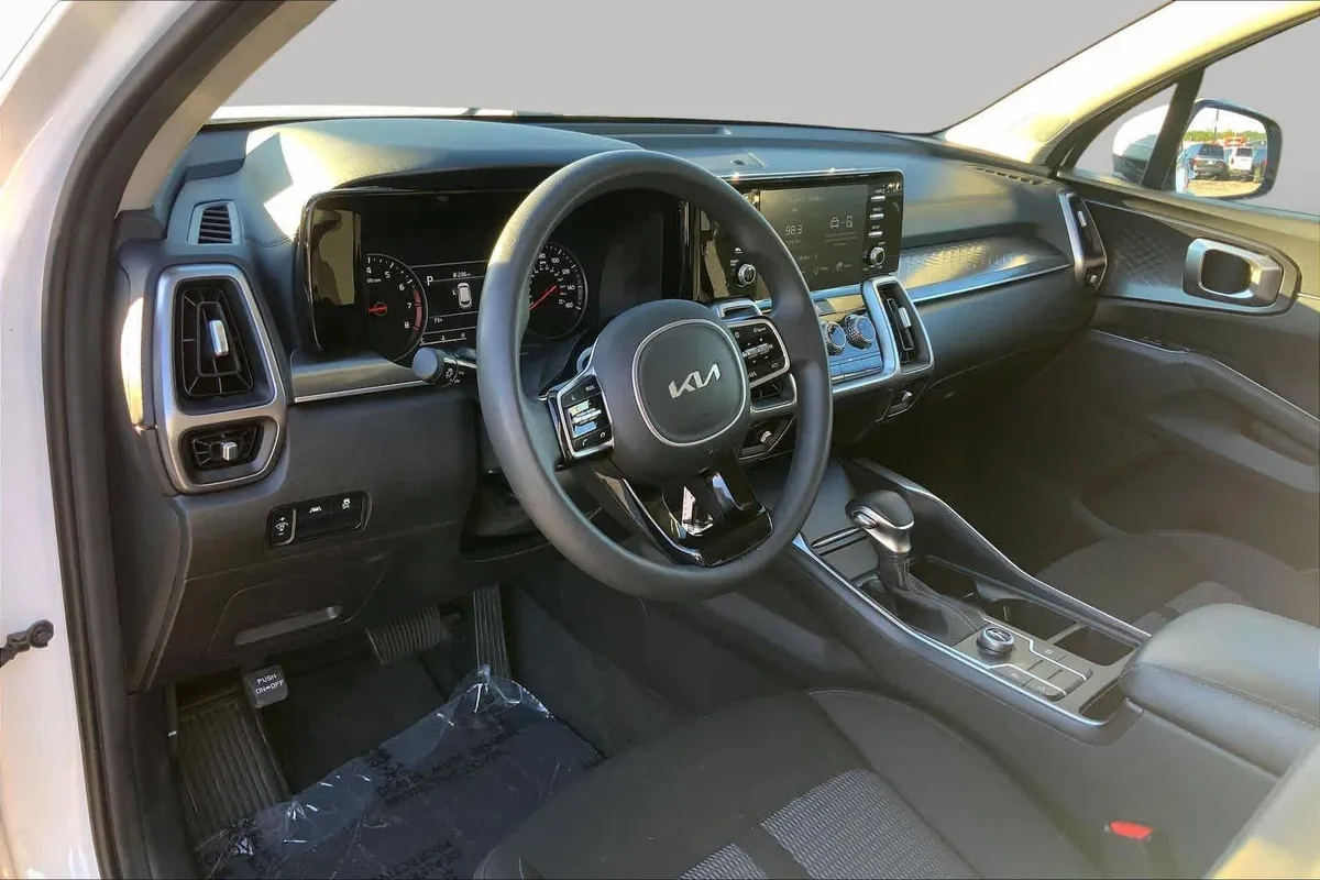 2023 Kia Sorento LX thumbnail 16