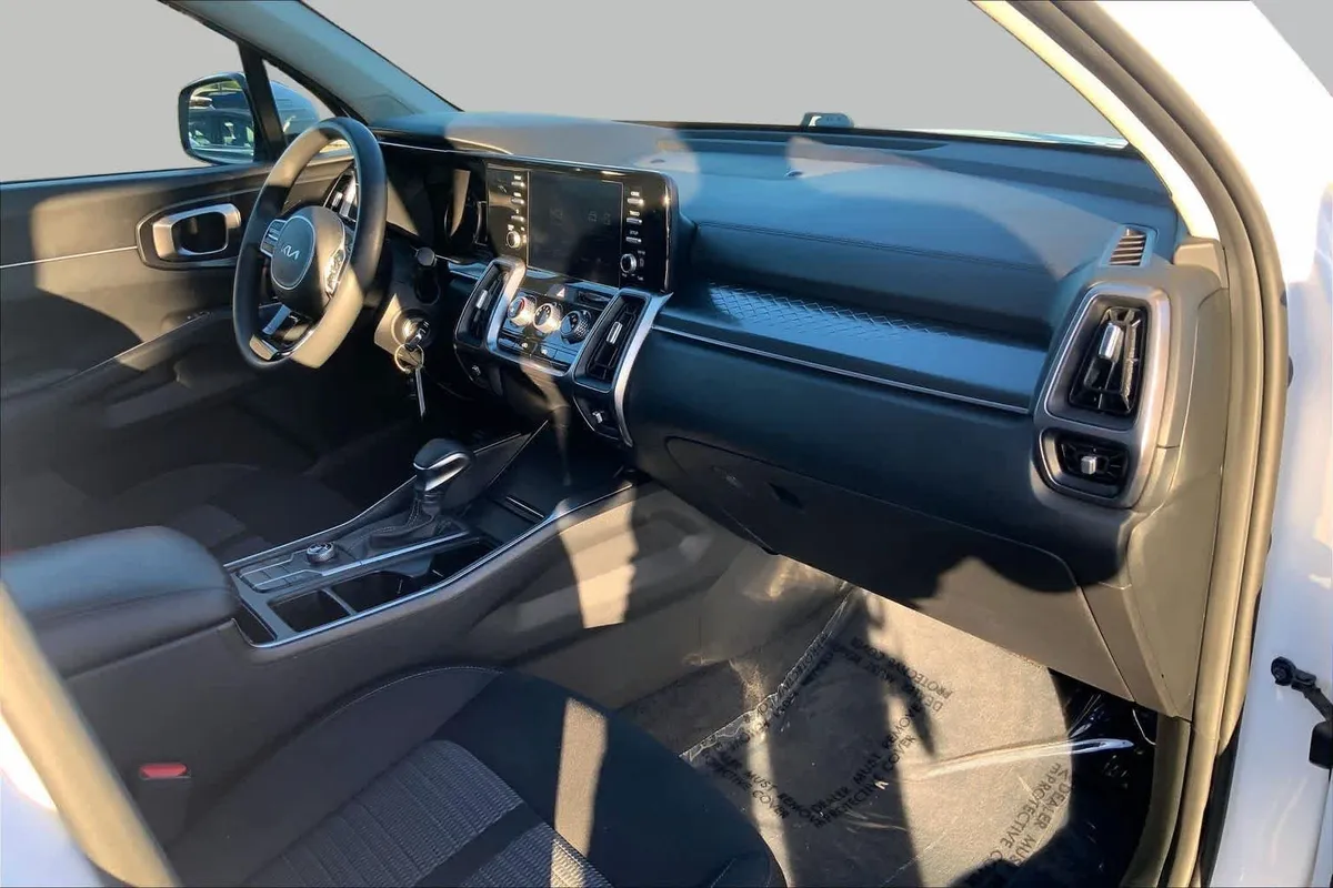2023 Kia Sorento LX thumbnail 17