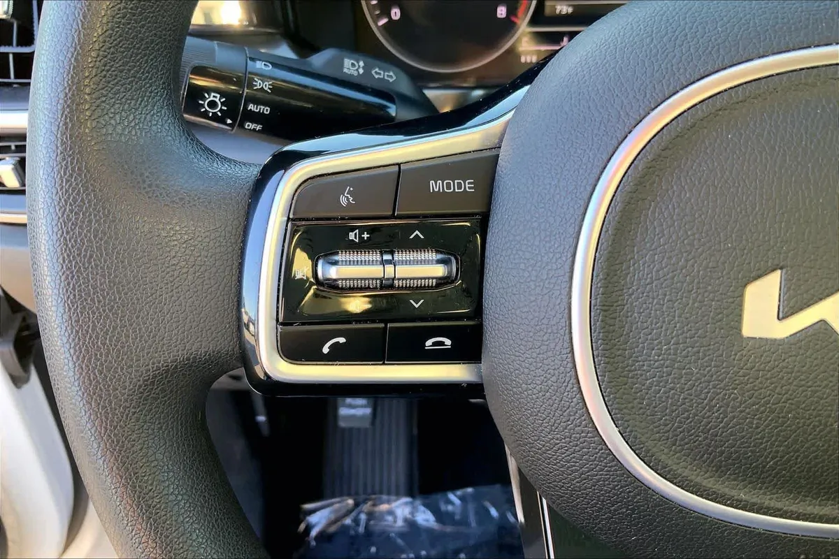 2023 Kia Sorento LX thumbnail 22