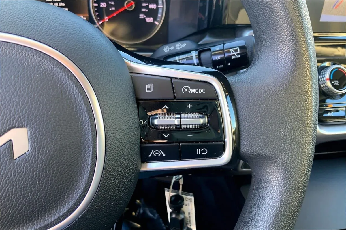 2023 Kia Sorento LX thumbnail 23