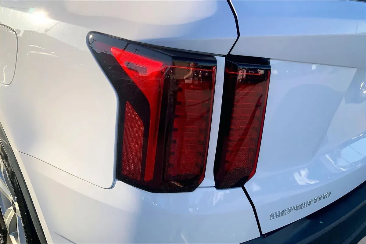 2023 Kia Sorento LX thumbnail 26