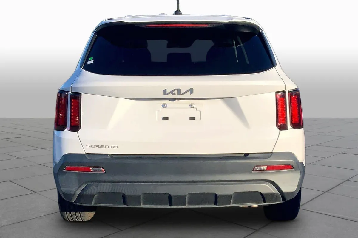 2023 Kia Sorento LX thumbnail 5