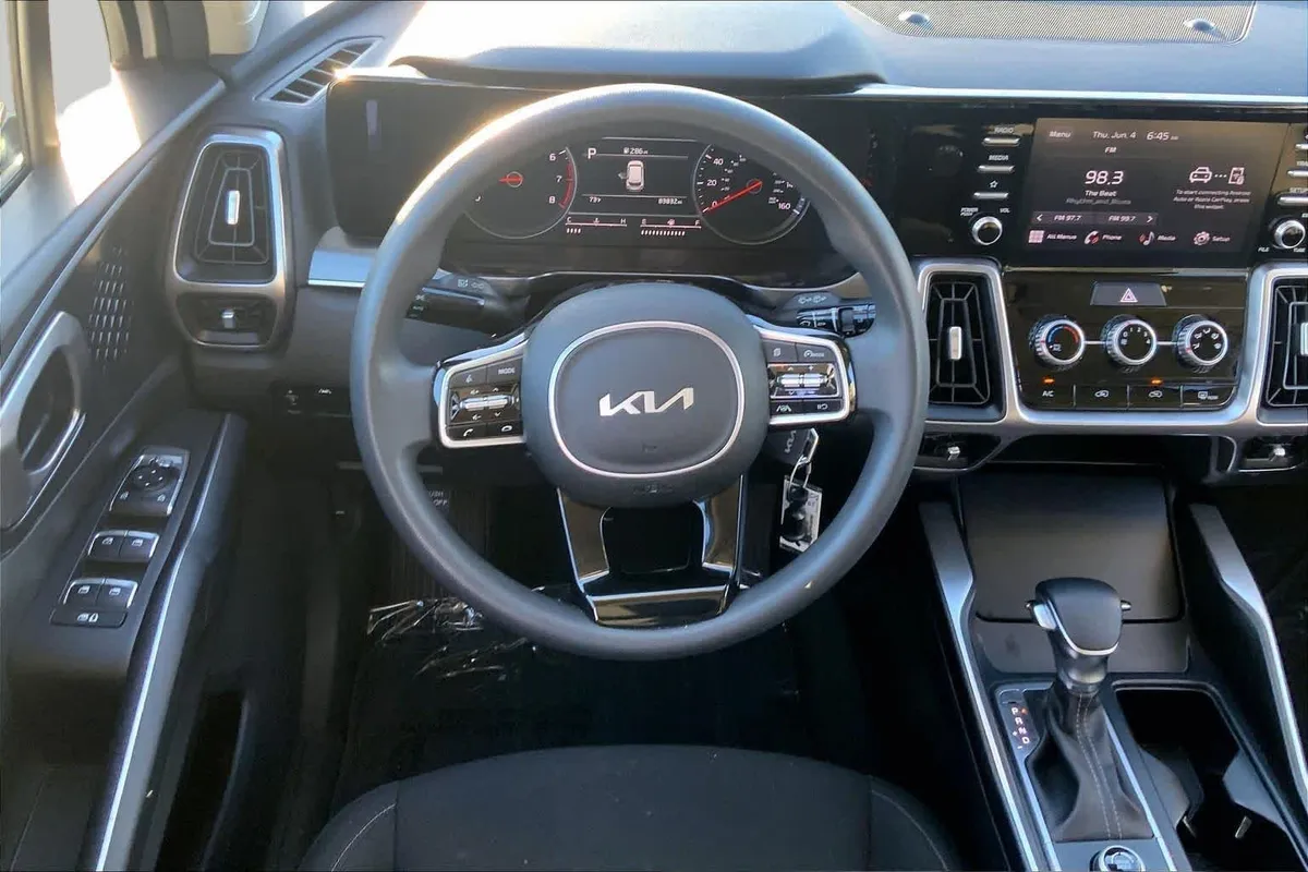 2023 Kia Sorento LX thumbnail 6