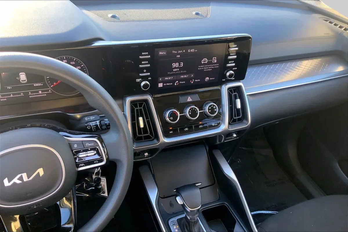 2023 Kia Sorento LX thumbnail 7