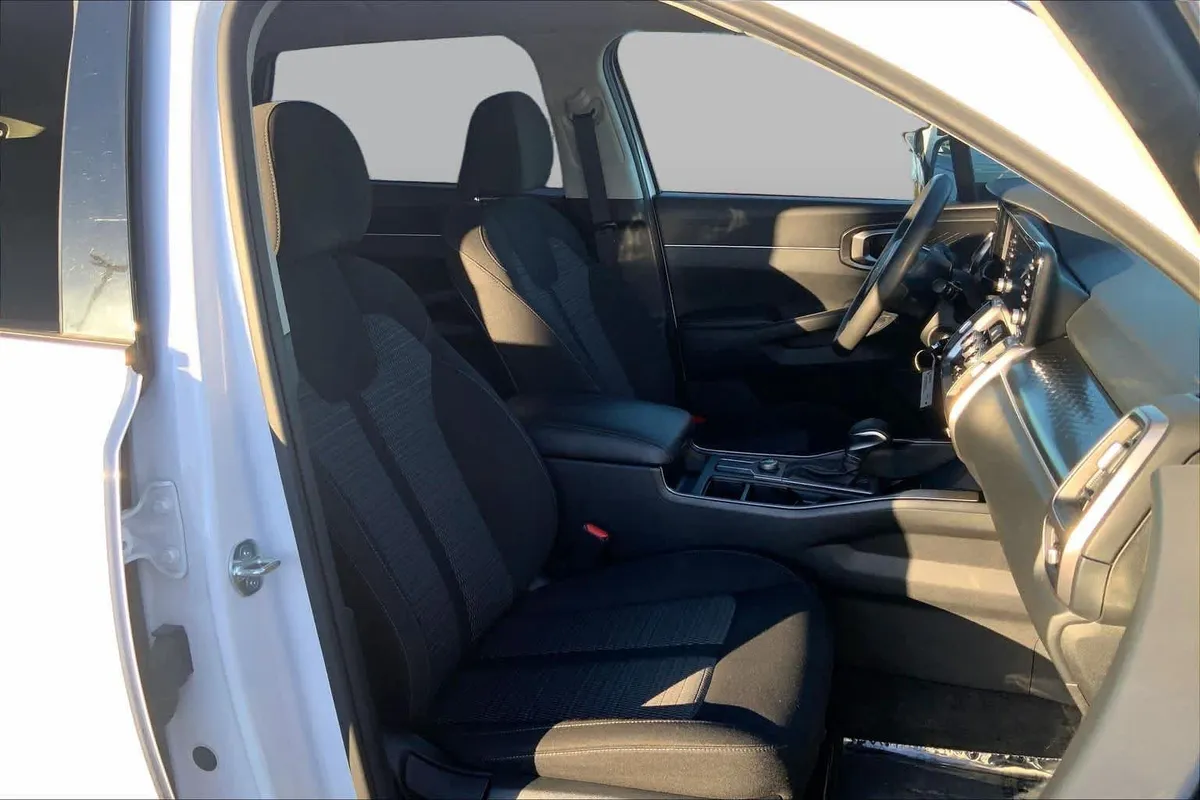 2023 Kia Sorento LX thumbnail 9