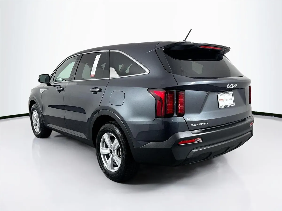 2023 Kia Sorento LX thumbnail 11