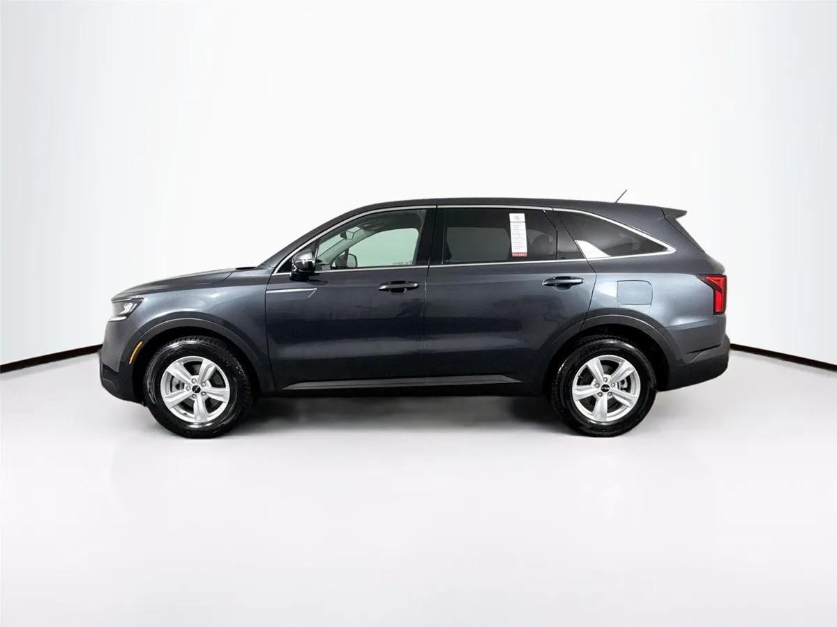 2023 Kia Sorento LX thumbnail 12