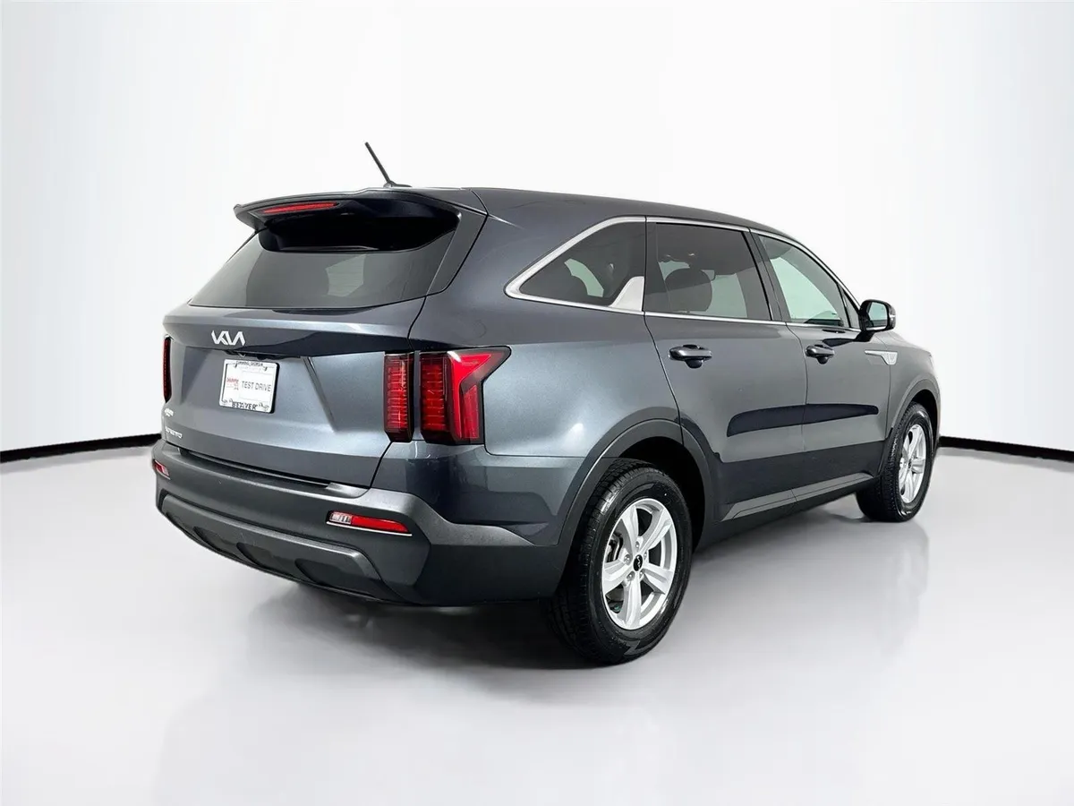 2023 Kia Sorento LX thumbnail 2
