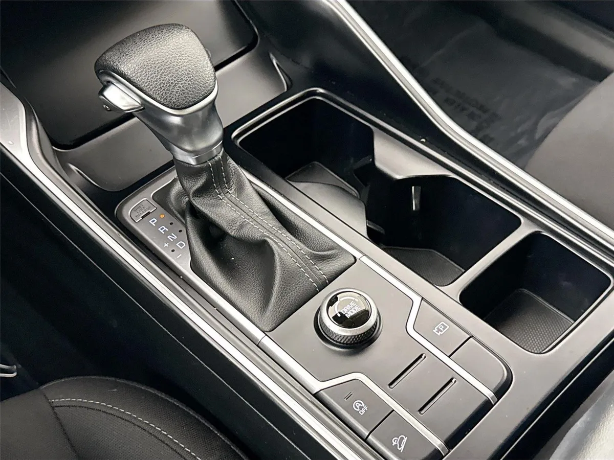 2023 Kia Sorento LX thumbnail 23