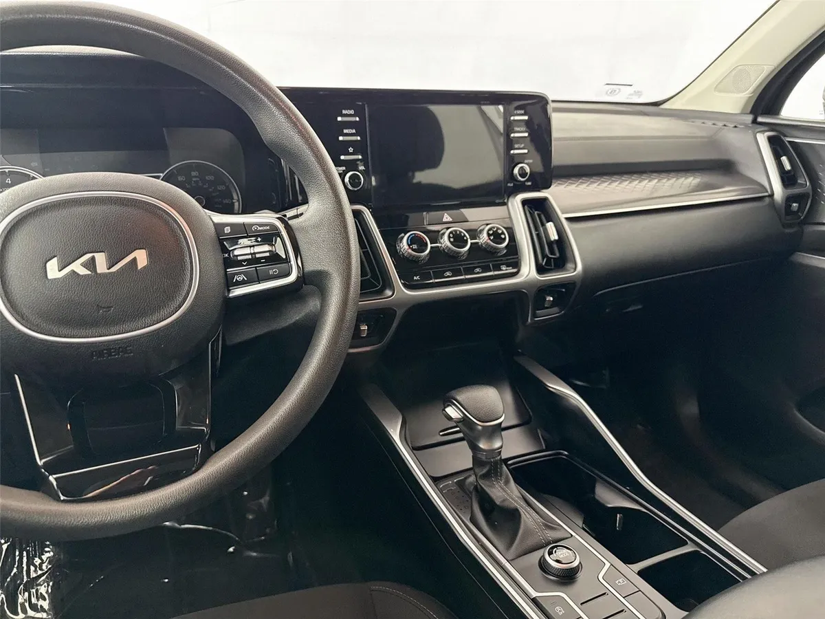 2023 Kia Sorento LX thumbnail 28
