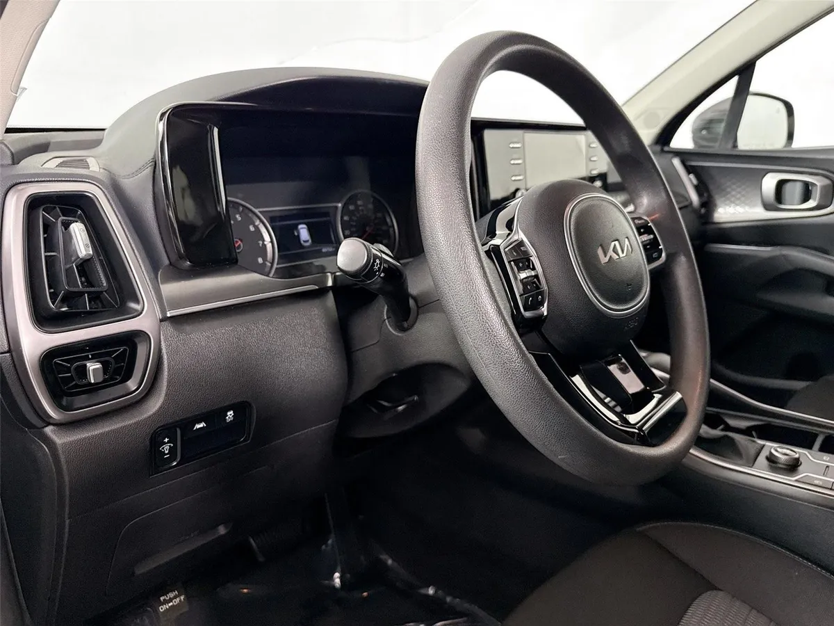 2023 Kia Sorento LX thumbnail 4
