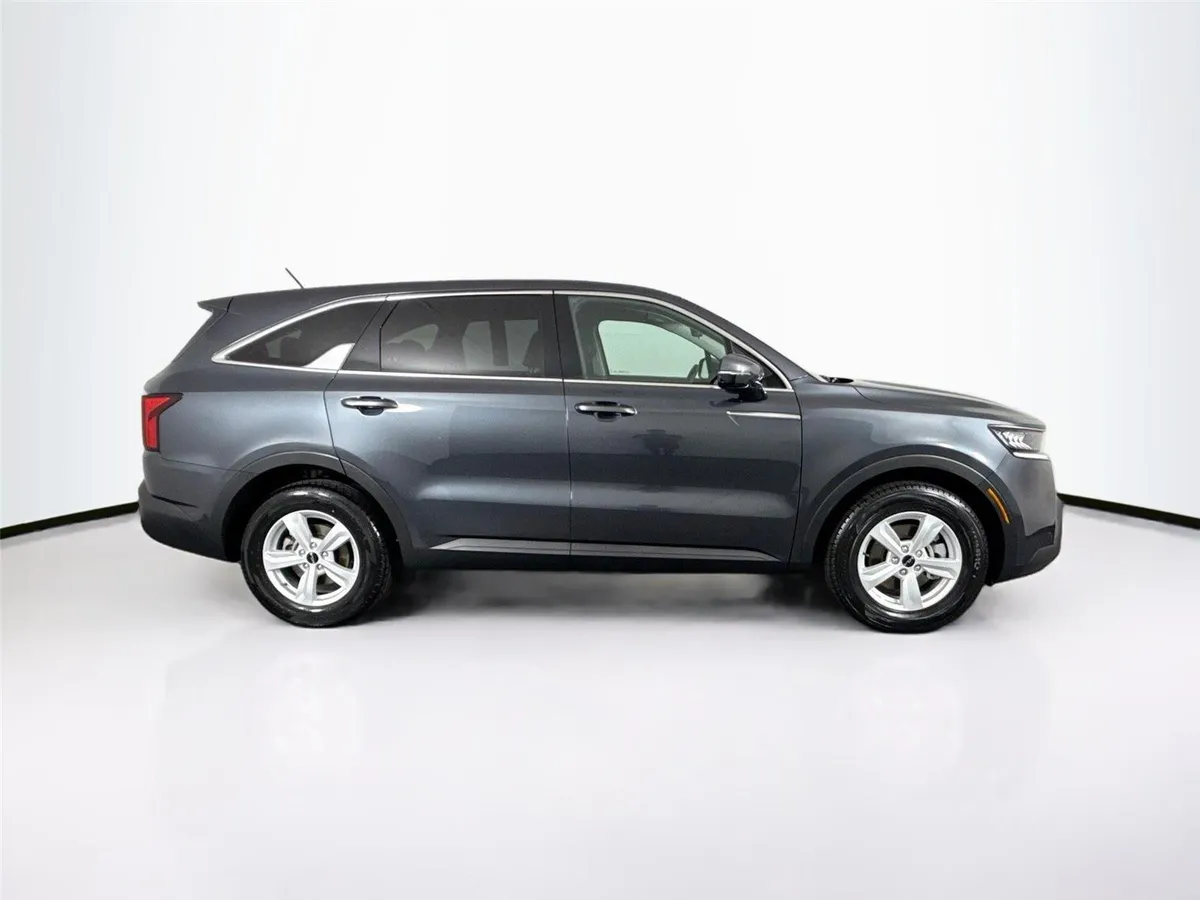 2023 Kia Sorento LX thumbnail 9