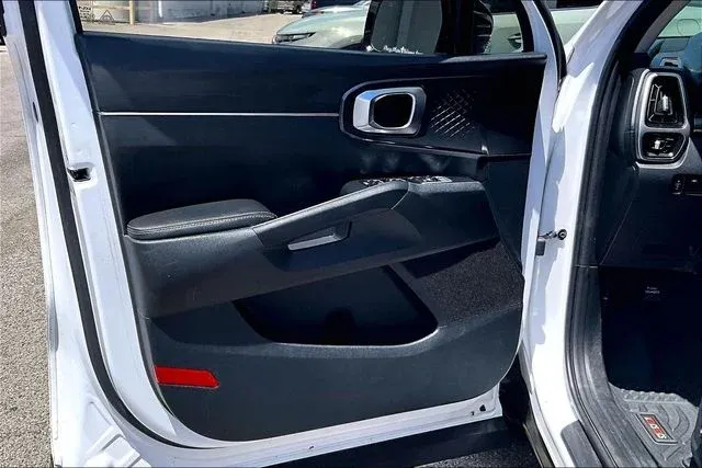 2023 Kia Sorento S thumbnail 17