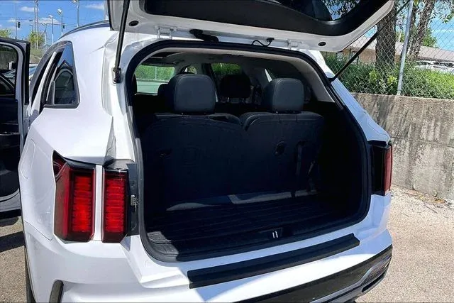 2023 Kia Sorento S thumbnail 32