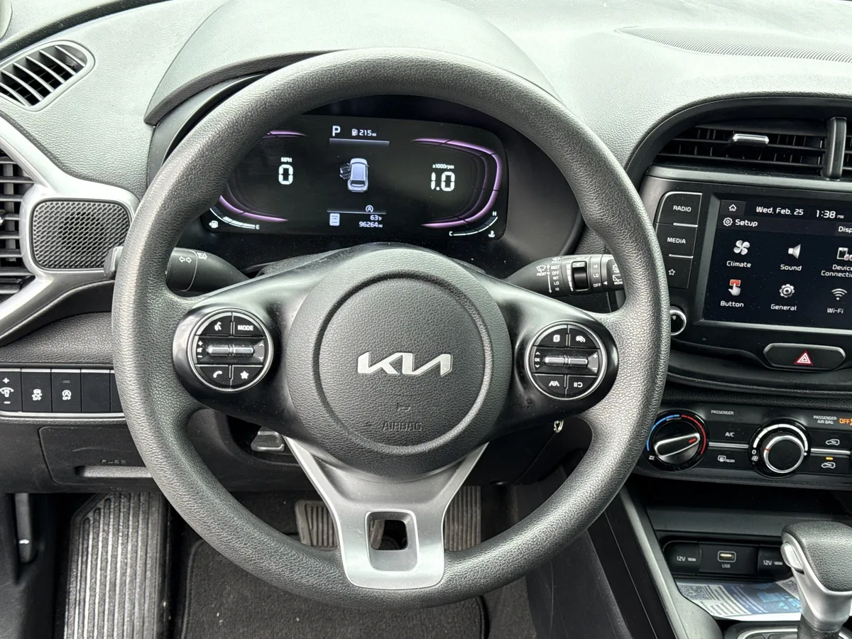 2023 Kia Soul LX thumbnail 18