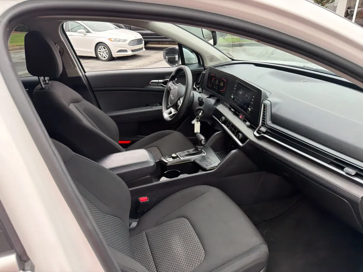 2023 Kia Sportage LX thumbnail 3