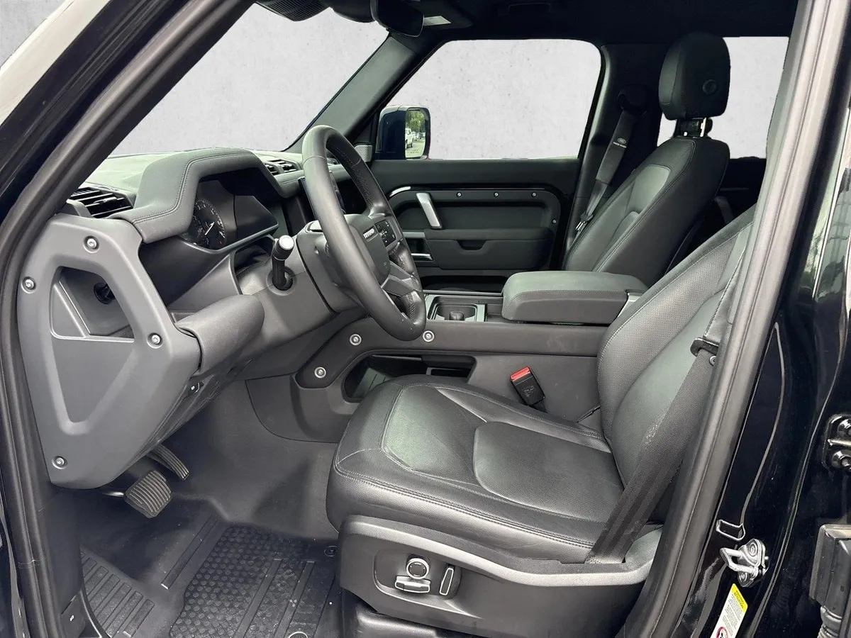 2023 Land Rover Defender 130 X-Dynamic SE thumbnail 10