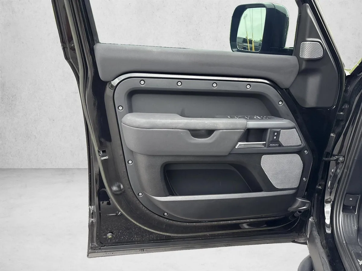 2023 Land Rover Defender 130 X-Dynamic SE thumbnail 11